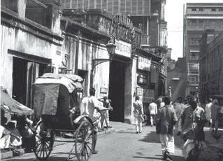 আজ যেখানে এসপ্ল্যানেড, স্ট্র্যান্ড রোড, তখন সেখানে বয়ে যেত পতিতপাবনী গঙ্গা। নদী তীরবর্তী এলাকায় ছিল শ্মশান। সেখানে বসে দেবী কালিকার সাধনা করতেন তান্ত্রিক, কাপালিকেরা। শব সাধনা থেকে নরবলি, কী না দেখেছে কলকাতা!