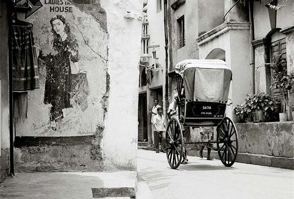 প্রায় সাড়ে পাঁচশো বছর আগের কথা। সাধনায় সিদ্ধিলাভের উদ্দেশ্যে কোনও এক তান্ত্রিক দেবী চামুণ্ডার কাছে এক নাবালককে বলি দেন। খবর পেয়ে ছুটতে ছুটতে আসেন ছেলেটির বিধবা মা পদ্মা। এসে দেখেন, সব শেষ। যুবতী বিধবার একমাত্র সন্তানের প্রাণহীন দেহ পড়ে রয়েছে। তার পাশে বিজয়োল্লাস চলছে তান্ত্রিকদের।
