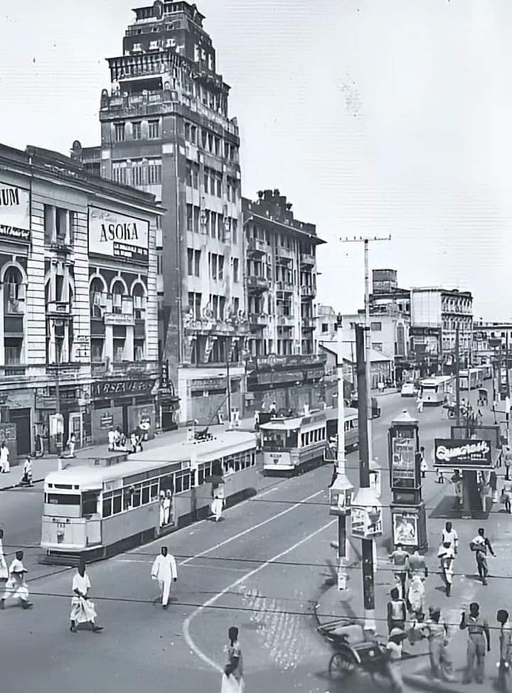 নিজের কপালকে দুষতে শুরু করেন মা। দেবীর কাছে মাথা ঠুকতে ঠুকতে অজ্ঞান হয়ে যান সেই যুবতী। জ্ঞান ফিরতেই দেখলেন কামুক দৃষ্টিতে এক তান্ত্রিক তাকিয়ে রয়েছে তাঁর দিকে। সন্তানহারা মা বুঝলেন এই সুযোগ, বদলা নিতে হবে। ছলনার আশ্রয় নিলেন। প্রেমের জালে তান্ত্রিককে ফাঁসিয়ে ডেরা থেকে বার করলেন। 