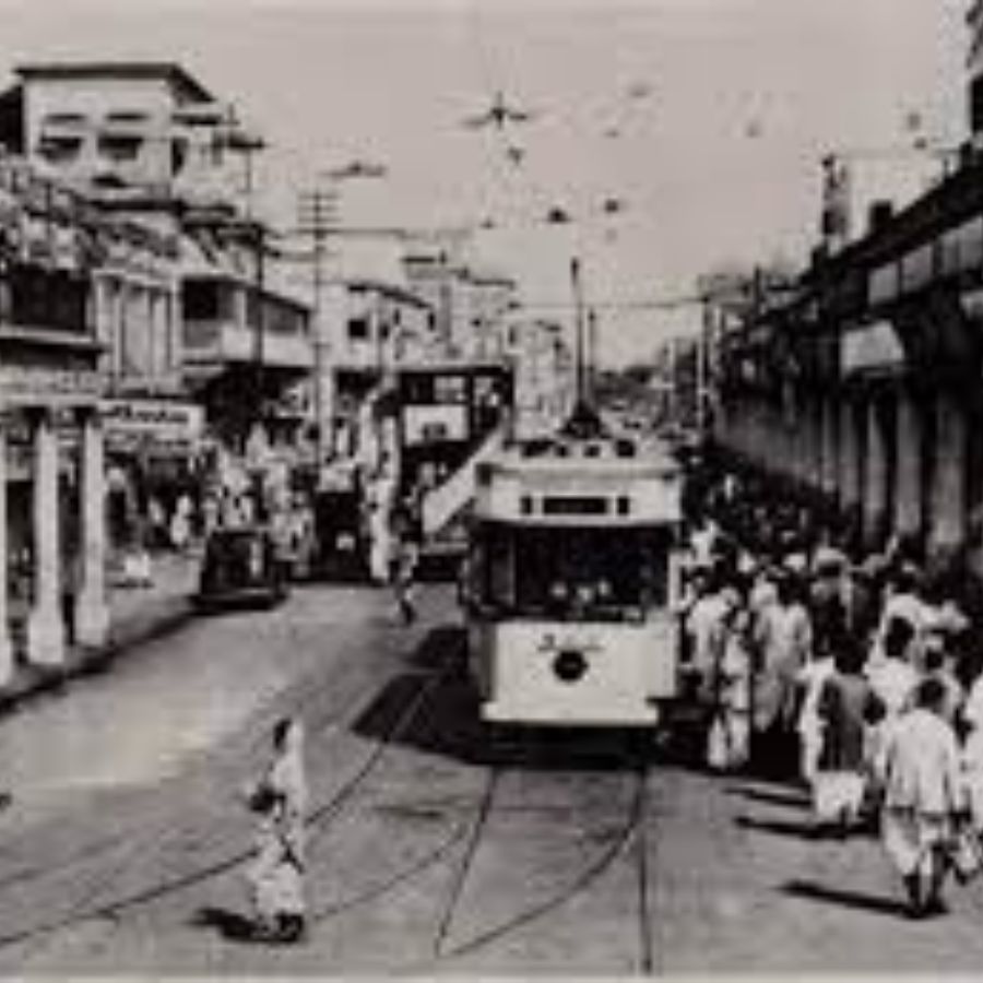 সমজাতীয় পেশায় নিযুক্ত মানুষের পাড়াকে টোলা নাম দিয়ে এসেছে কলকাতা। কলুটোলা, ব্যাপারিটোলার মতো কসাইদের পাড়া হয়ে উঠল কসাইটোলা। 