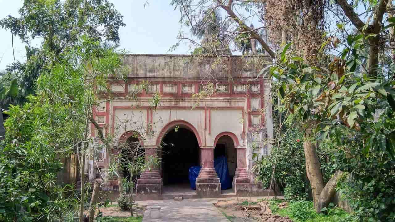 বর্তমানে দরিয়াপুরের এই চণ্ডীমন্দির চত্বর বেশ গা-ছমছমে। চুন-সুরকি আর ইটের গাঁথনিতে তৈরি প্রায় দেড়শো বছরের পুরনো মন্দিরটির চার পাশে ঘন জঙ্গল, গাছপালা।