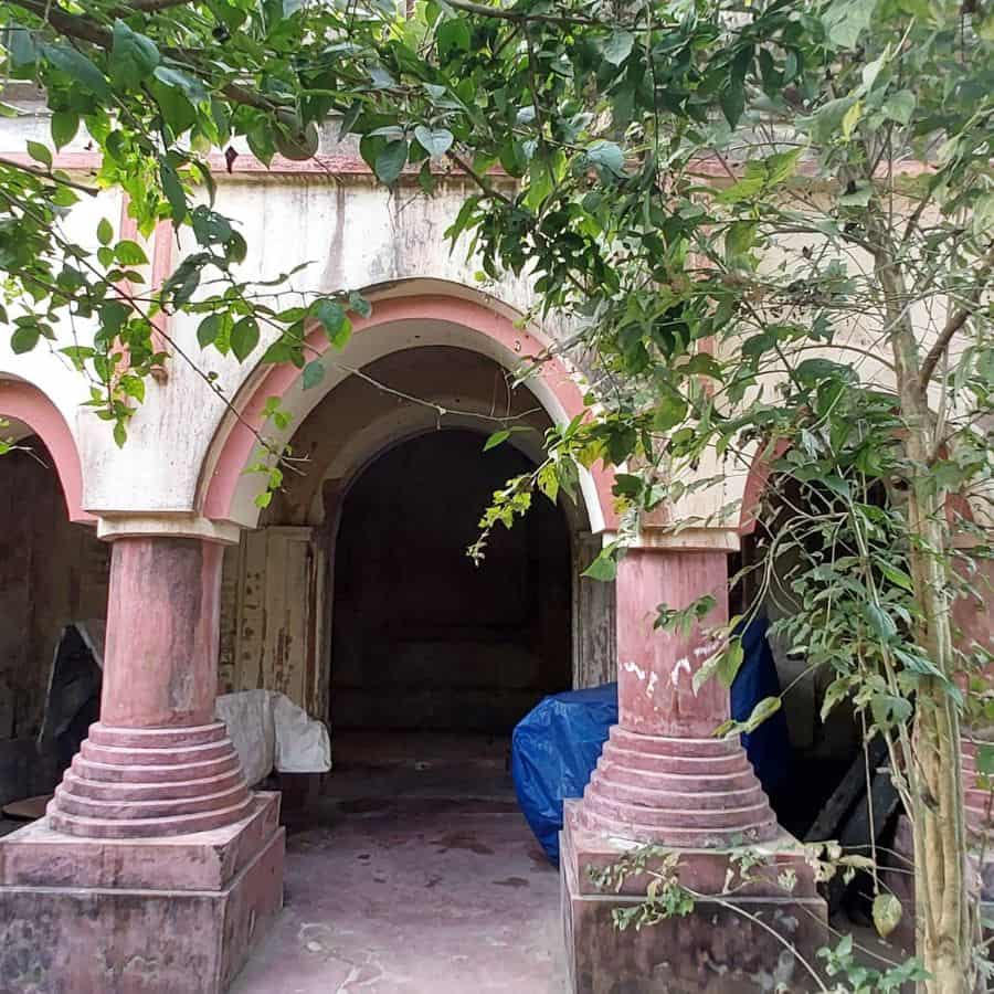 এই গ্রামেই রয়েছে সেই ঐতিহাসিক 'কপালকুণ্ডলা মন্দির'। লোকমুখে শোনা যায়, মন্দিরটির বয়স নাকি প্রায় ২৫০ বছরেরও বেশি।