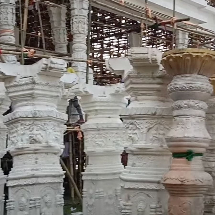 এই মন্দিরের কাছেই আছে সিদ্ধেশ্বর শিব মন্দির এবং বঙ্কিমচন্দ্রের স্মৃতিসৌধ।