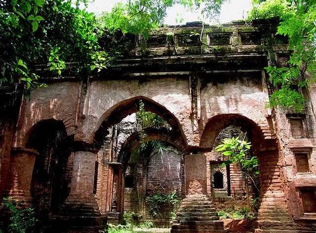 কালীপুজোর ছুটির দিনে সাহিত্য আর ইতিহাসের এই বুননে হারিয়ে যেতে চাইলে কাঁথির দরিয়াপুর গ্রাম-সফর মন্দ হবে না।  (এই প্রতিবেদনটি ‘আনন্দ উৎসব’ ফিচারের একটি অংশ।)