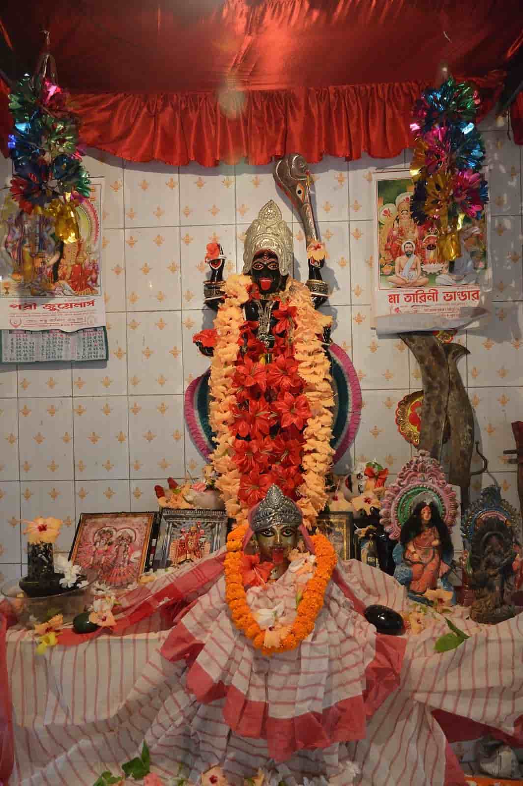 কিন্তু এই মন্দিরের নাম কেন কপালকুণ্ডলা? সাহিত্যপ্রীতি থেকে? নাকি এর নেপথ্যে আছে অন্য কোনও গল্প? আসলে, উপন্যাসের জনপ্রিয়তার আগে এই নামে কোনও মন্দির ছিল না।