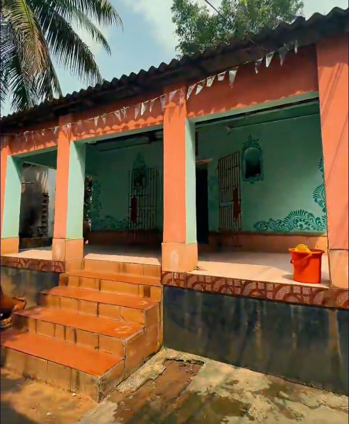 এটি আদতে ছিল পড়িয়ারি পরিবারের পূজিতা দেবী ভৈরবীর মন্দির। সাহিত্য আর বাস্তবের অদ্ভুত মিশেল ঘটে এর পরেই।