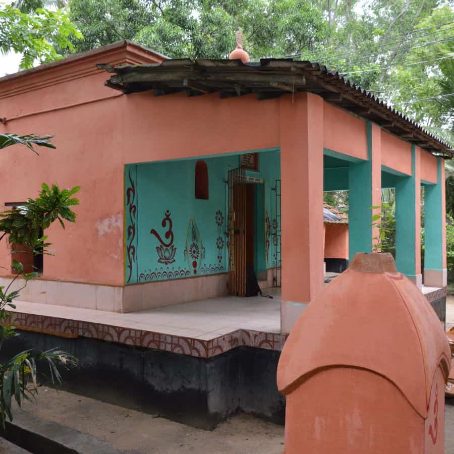 কথিত , ১৮৬০ খ্রিস্টাব্দে কাঁথির ডেপুটি ম্যাজিস্ট্রেট থাকাকালীন বঙ্কিমচন্দ্র চট্টোপাধ্যায় যখন এক ডাকাতির তদন্তে দরিয়াপুরে আসেন, তখনই নাকি এই মন্দিরের ভয়ালদর্শনা কালী বিগ্রহ, গভীর অরণ্য আর সংসারত্যাগী তান্ত্রিকের পরিবেশ দেখে ওই কাহিনির বীজ রোপণ করেছিলেন। 