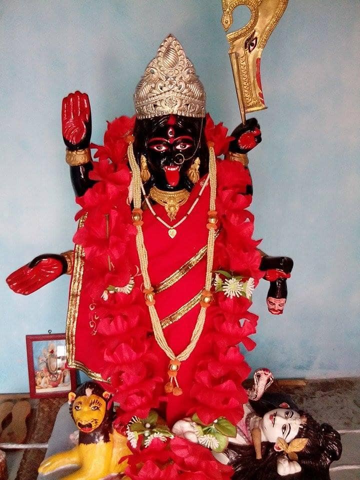 তাই তিনি নিরাকার। মানুষ তার মননে ধারণ করে মূর্তি গড়েছে। এই অদৃশ্য শক্তির প্রতি উপাসনার জন্য। আদতে, শক্তি তো নগ্ন, নিরাকার।  তার তো কোনও আচ্ছাদন হওয়া সম্ভব নয়। 