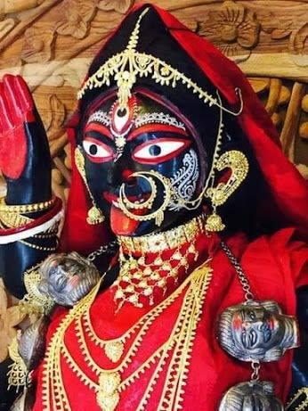  অপর ভাষ্যটি হল– পদ উত্তোলনরত আকারের স্বস্তিক চিহ্ন আসলে সন্তান প্রসব চিত্র। এই সন্তান প্রসবের চিত্র শাশ্বত কারণ দেবী শাকম্ভরী। তাঁর থেকে সৃষ্টি হয়েছে মানব কুল, তাঁর থেকে সৃষ্টি হয়েছে পশুকুল, সৃষ্টি হয়েছে মহাজাগতিক শস্যক্ষেত্র। অর্থাৎ, এক জন মা সৃষ্টি করেন এবং তার পরে শিশুকে পালন করার জন্য তার আশপাশের পরিবেশ তৈরি করেন। অর্থাৎ এ এক অনন্ত সৃজন। প্রশ্ন হল, এই অনন্ত প্রসব ক্ষেত্র বা এই মা-বোধটিকে কি আদৌ বস্ত্রাচ্ছাদন দেওয়া সম্ভব?