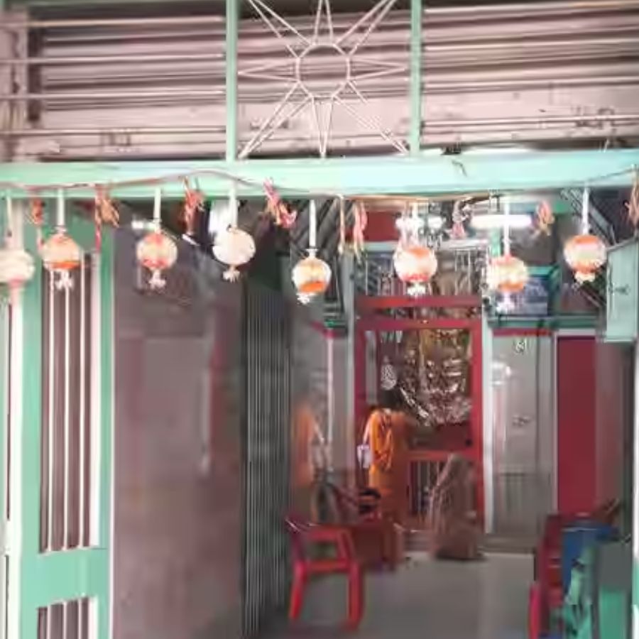 কতই না কথা প্রচলিত আছে এই মন্দিরকে ঘিরে। এমনও শোনা যায়, এই মন্দিরেই নাকি প্রার্থনা করে নিজের দৃষ্টিশক্তি ফিরে পেয়েছিলেন দক্ষিণ ভারতীয় এক ব্যক্তি। 