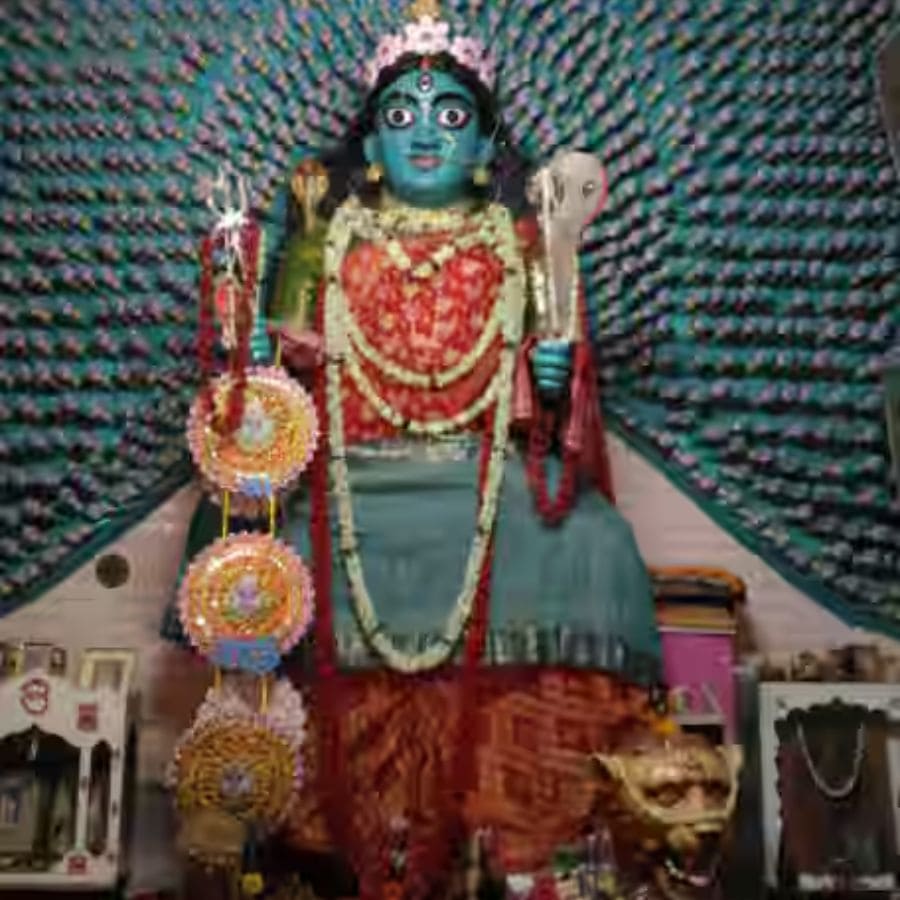 বিষয়টা খোলসা করেই বলা যাক। কথিত আছে যে বহু বছর আগে শ্রাবণ মাসের শুক্লপক্ষের এক শুক্রবার কৃষ্ণা সুব্রহ্মণ্যম নামে দৃষ্টিহীন সেই ব্যক্তি এই মন্দিরে এসেছিলেন। 