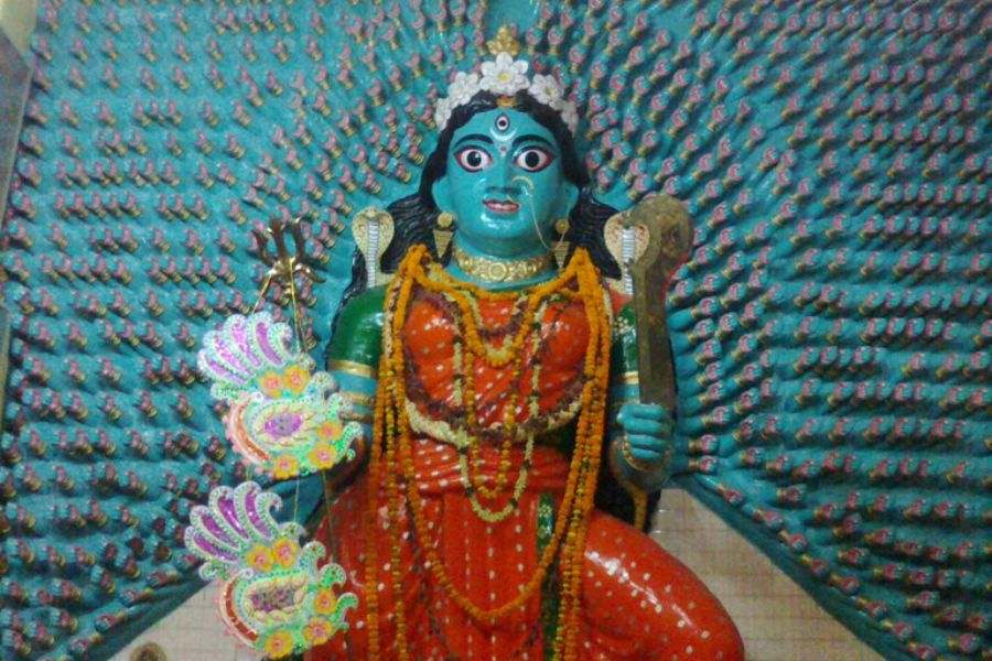 এক বার স্বপ্নে এই হাজার-হাত কালী দেখা দেন। শুধু তাই নয়, ওলাবিবিতলায় যেখানে এই মন্দির অবস্থিত, সেই জায়গাও ফুটে ওঠে স্বপ্নাদেশে। 