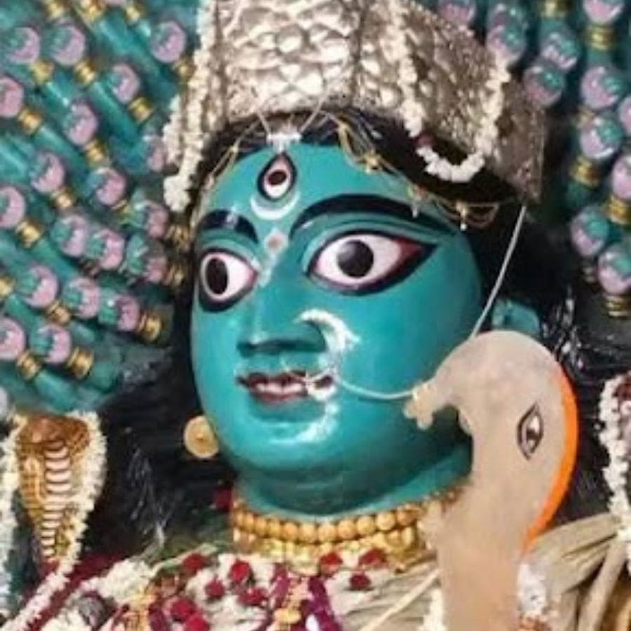 মন্দির তৈরির নেপথ্যেও রয়েছে ইতিহাস। প্রথমে মাটির ঠিক হয়, মাটির মন্দির তৈরি করা হবে। কিন্তু সেই সামর্থ ছিল না আশুতোষের। তখন সাহায্যের জন্য এগিয়ে আসেন স্থানীয় হালদার পরিবার, যাঁদের কাছ থেকে জমি কিনেছিলেন আশুতোষ। 