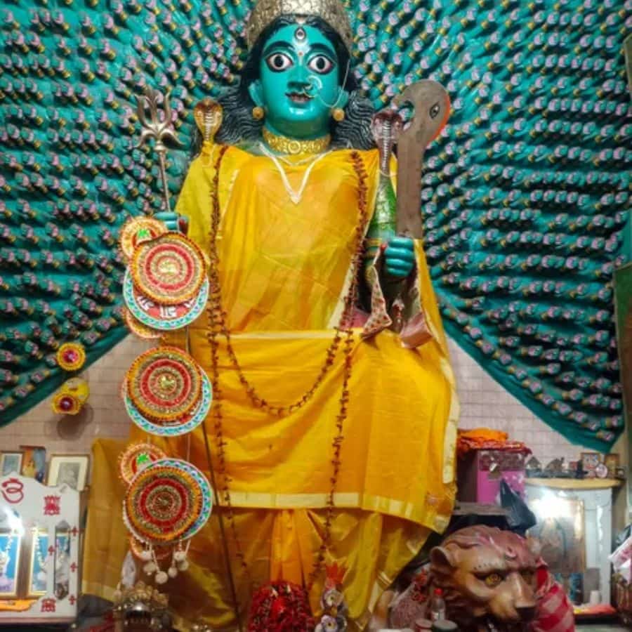  এই মন্দির নাকি এক বার ভেঙেও দেওয়া হয়েছিল। ফের গড়ে তোলেন আশুতোষ। পরে পাকা মন্দির ও সিমেন্টের প্রতিমা তৈরি হয়।  