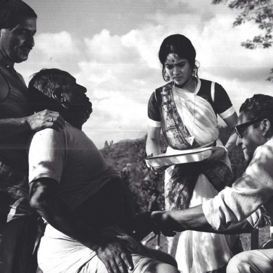 তপন সিংহ পরিচালিত বাংলা ছবি ‘হাটেবাজারে’র একটি দৃশ্যে অশোককুমার।