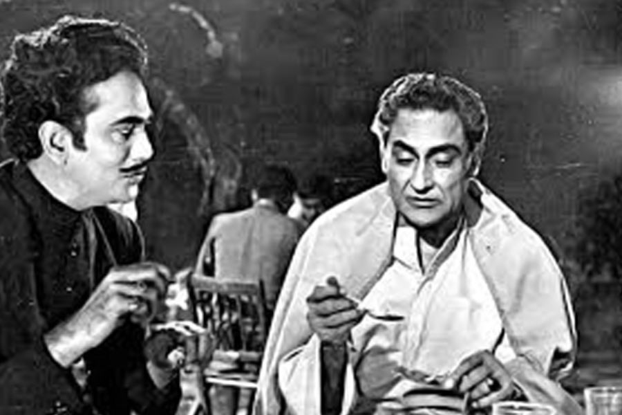 তপন সিংহ পরিচালিত বাংলা ছবি ‘হাটেবাজারে’র একটি দৃশ্যে অশোককুমার ও অজিতেশ বন্দ্যোপাধ্যায়। 