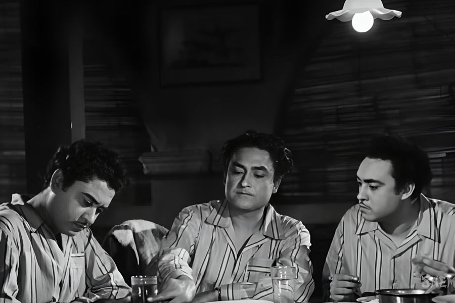 ‘চলতি কা নাম গাড়ি’ ছবিতে অশোককুমার, কিশোরকুমার ও অনুপকুমার। 