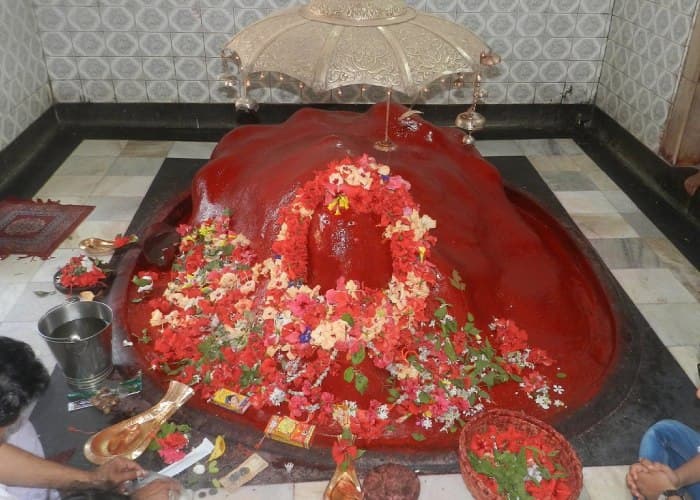 বীরভূমের অট্টহাসে মনে করা হয় দেবীর ঠোঁট পড়েছিল। এখানে দেবী দুর্গা ফুল্লরা নামে পূজিত হন। 