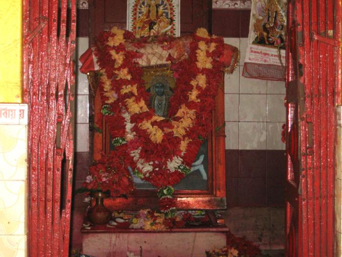 কঙ্কালীতলা কোপাই নদীর তীরে অবস্থিত। বোলপুর স্টেশন থেকে মাত্র ১০ কিলোমিটার দূরেই এটি অবস্থিত। মনে করা হয় এখানে দেবীর কঙ্কাল পড়েছিল। 