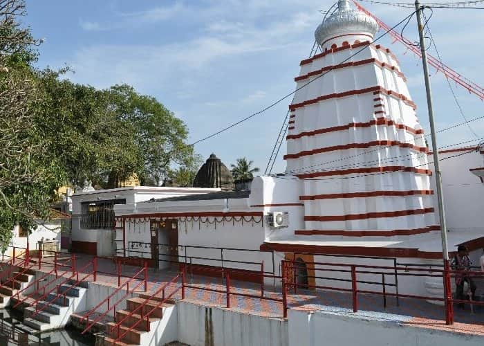 বক্রেশ্বরে দেবীর দুই ভ্রু মাঝের অংশ পড়েছিল বলে মনে করা হয়। বীরভূমের দুবরাজপুরের দুবরাজপুর স্টেশন থেকে মাত্র ১১ কিলোমিটার দূরে এই সতীপীঠ অবস্থিত। এখানে দেবীর নাম মহিষমর্দিনী। 