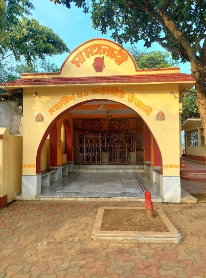 গুসকরা স্টেশন থেকে কিছুটা দূরে অবস্থিত উজানী। শোনা যায় এখানে নাকি দেবীর ডান কনুই পড়েছিল। দেবী এখানে চণ্ডিকা রূপে পূজিত হন। 