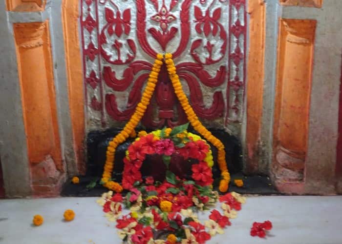 দেবীর কিরীট পড়েছিল মুর্শিদাবাদের কিরীটকোণায়। বিমলা নাম এখানে দেবীর। 