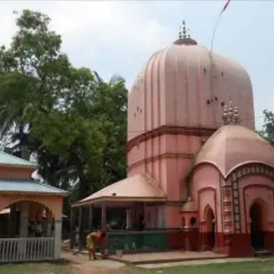 আর বাংলার তেরোতম সতীপীঠ হল রত্নাবলী। হুগলির খানাকুলের কৃষ্ণনগরে রত্নাকর নদীর তীরে অবস্থিত এটি। দেবীর একটি কাঁধ এখানে পড়ে। কুমারী নামে পূজিত হন দেবী এখানে। ( এই প্রতিবেদনটি ‘আনন্দ উৎসব’ ফিচারের একটি অংশ)।