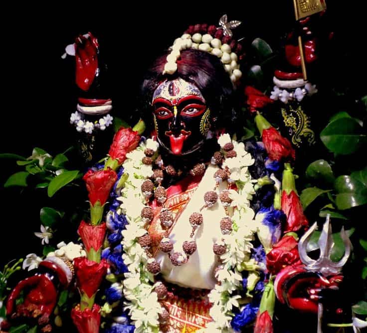 সেই সময় এই অঞ্চলগুলিতে গহীন অরণ্য ছিল। আর এই জঙ্গলে কাছাকাছি পুজো হওয়া এই পাঁচ কালীকে পাঁচ বোন কালী বলা হয়। 