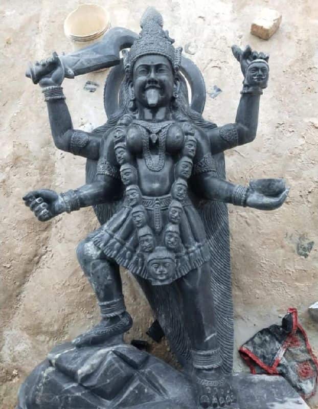 কালীপুজোর পর ৩ বোনের বিসর্জন হলেও থেকে যায় দুই বোন। সেই দুই মূর্তি পাথরের তৈরি হলে সেগুলির নিরঞ্জন হয় না। থেকে যায় মন্দিরেই। 