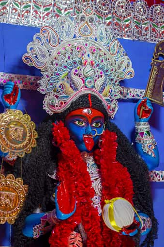 কালীতলায় যে কালী রয়েছেন তিনি হলেন পাঁচ বোনের বড় বোন, বুড়া কালী। 