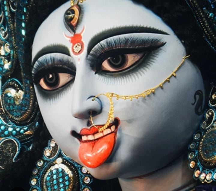 কিন্তু হঠাৎ কেন এমন নাম হল এই পুজোর? চলুন জেনে নেওয়া যাক সেই গল্পই। 