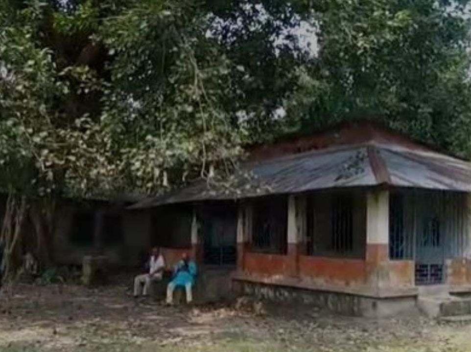 সুন্দরবনের এই কালী প্রতিমার নাম অরণ্য কালী। কেন? কারণ নদী, জোয়ার ভাটা, জঙ্গলের মাঝে পুজো পান এই দেবী। 