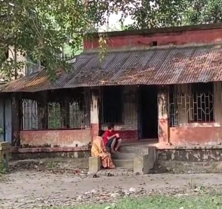 হাড়োয়ার বিদ্যাধরী নদীর ধারে খলিসাদি গ্রামে রয়েছে অরণ্য কালীর এক প্রাচীন মন্দির। 