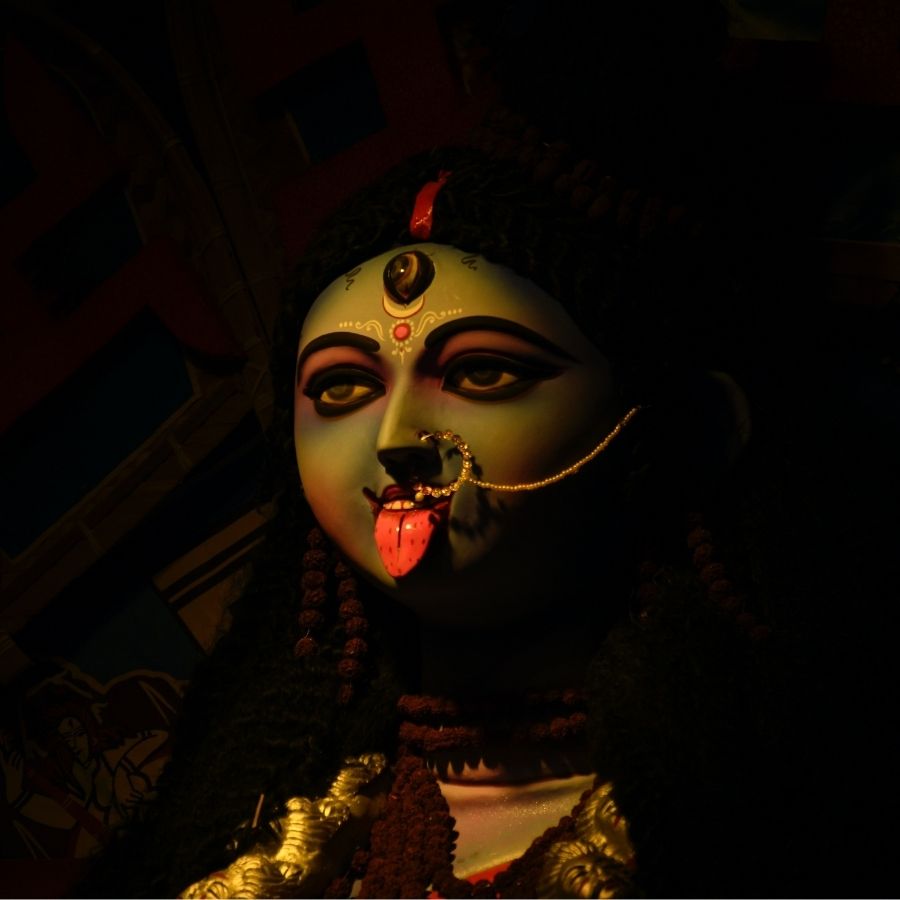 সেই সময় এই অঞ্চলে থাকা এক সাধু সুন্দরবনের এই অঞ্চলকে রক্ষা করতে শুরু করেন অরণ্য কালী পুজো। সেই থেকে চলে আসছে এই পুজো। এখন এই মন্দিরটি অরণ্য কালীবাড়ি নামেই খ্যাত। 