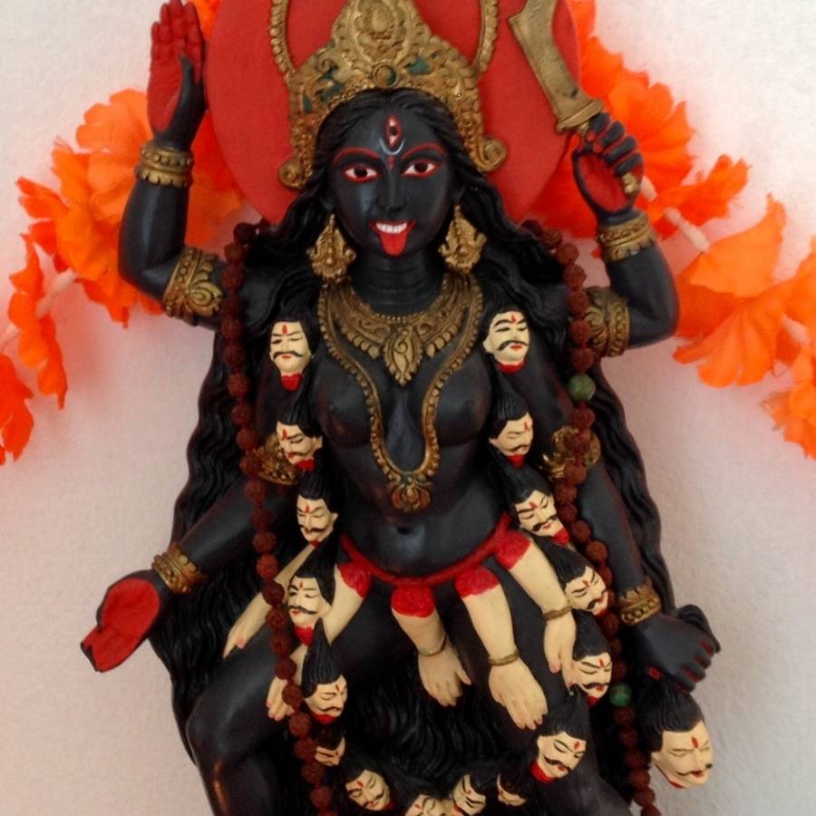 কালীপুজোর সময় টানা এক সপ্তাহ ধরে দেবীর আরাধনা চলে। 