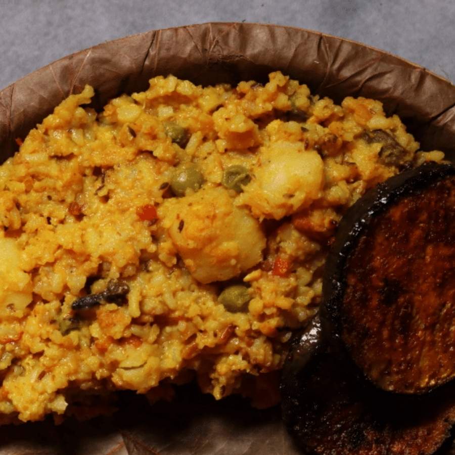 এই সময় ভোগ হিসেবে খাওয়ানো হয় খিচুড়ি। (এই প্রতিবেদনটি ‘আনন্দ উৎসব’ ফিচারের একটি অংশ)।