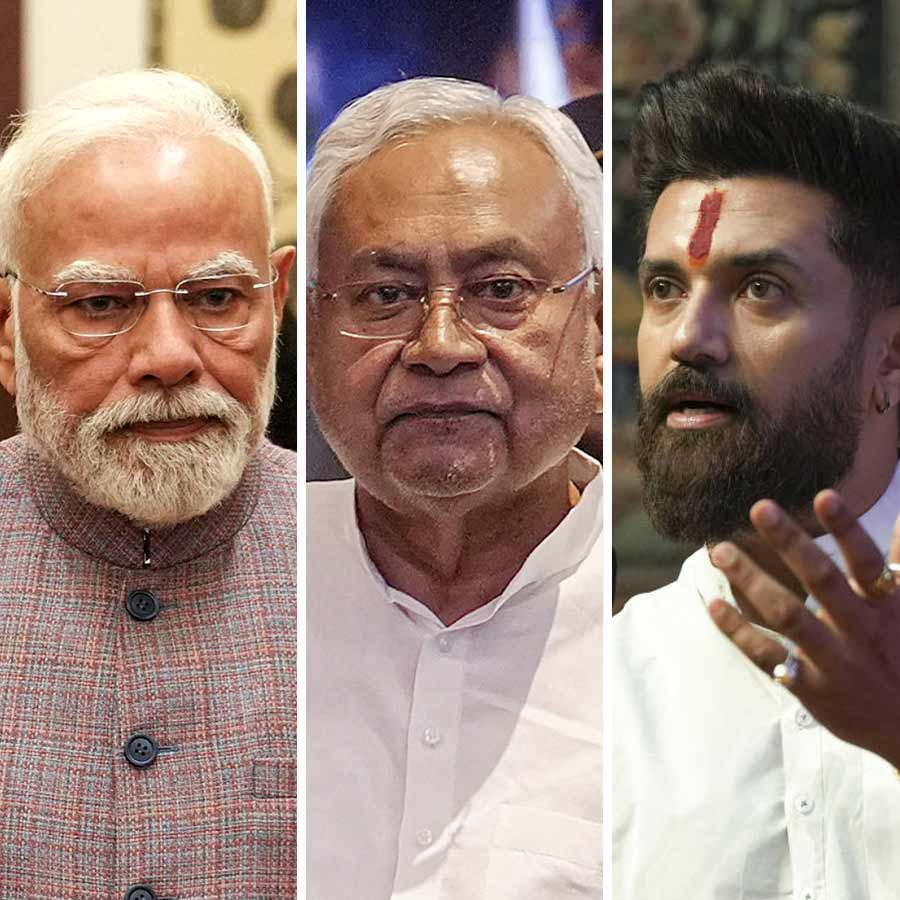 (বাঁ দিক থেকে) নরেন্দ্র মোদী, নীতীশ কুমার এবং চিরাগ পাসোয়ান (ডান দিকে)।