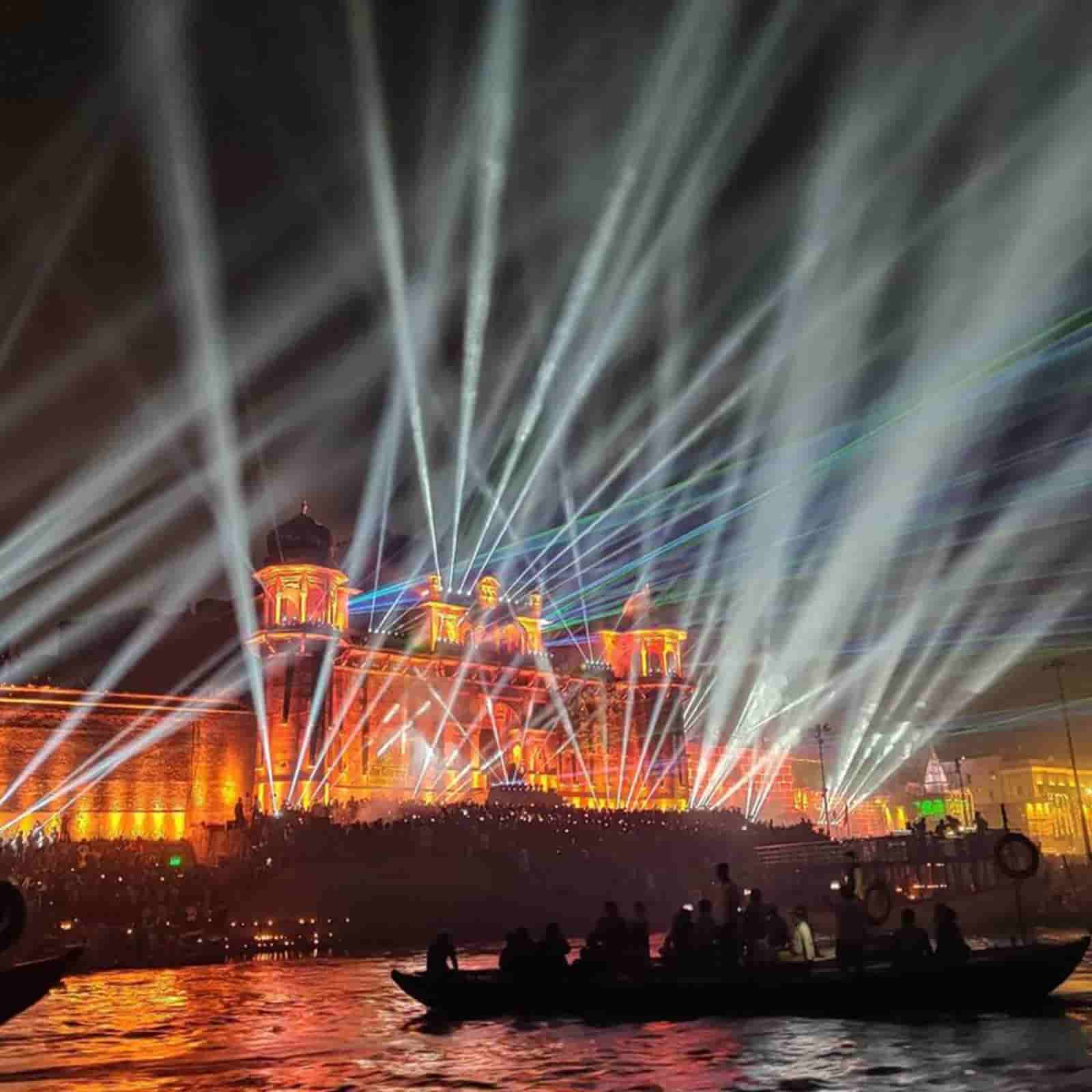 নিজের শহরে না থাকলেও বারাণসীর দেব দীপাবলি কিন্তু আপনাকে হতাশ করবে না। এই দীপাবলি হল কার্তিক পূর্ণিমায় পালিত একটি উৎসব, যা সাধারণত দীপাবলির ১৫ দিন পর উদ্‌যাপিত হয়। এর আমেজ সহজে ভোলার নয়। এ ছাড়া গঙ্গারতি, নৌকা ভ্রমণ তো আছেই। 