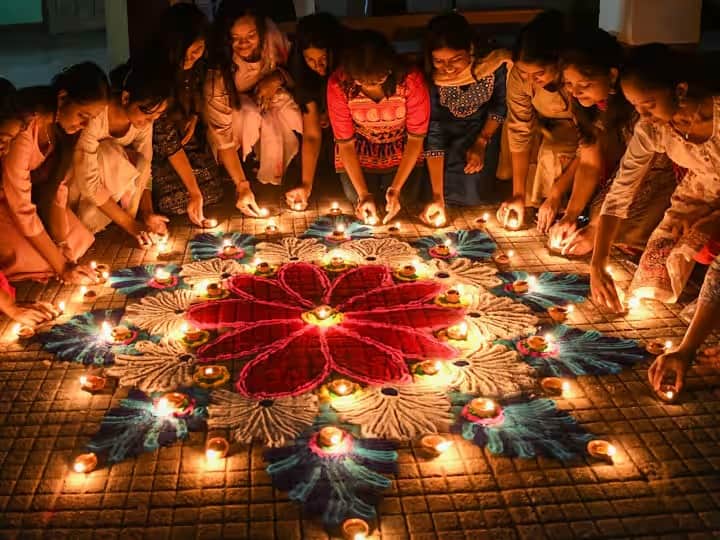 ট্রাভেল এবং খাওয়া-দাওয়া মিলিয়ে খরচ হবে ২৫ হাজার টাকা। অ্যাডভেঞ্চার ধরনের কার্যক্রম করতে চাইলে ধরে রাখুন ১৫ হাজার। এ ছাড়া চার রাতের পরিকল্পনা হলে থাকা, খাওয়া সব মিলিয়ে খরচ হবে ১ লক্ষ টাকা। 