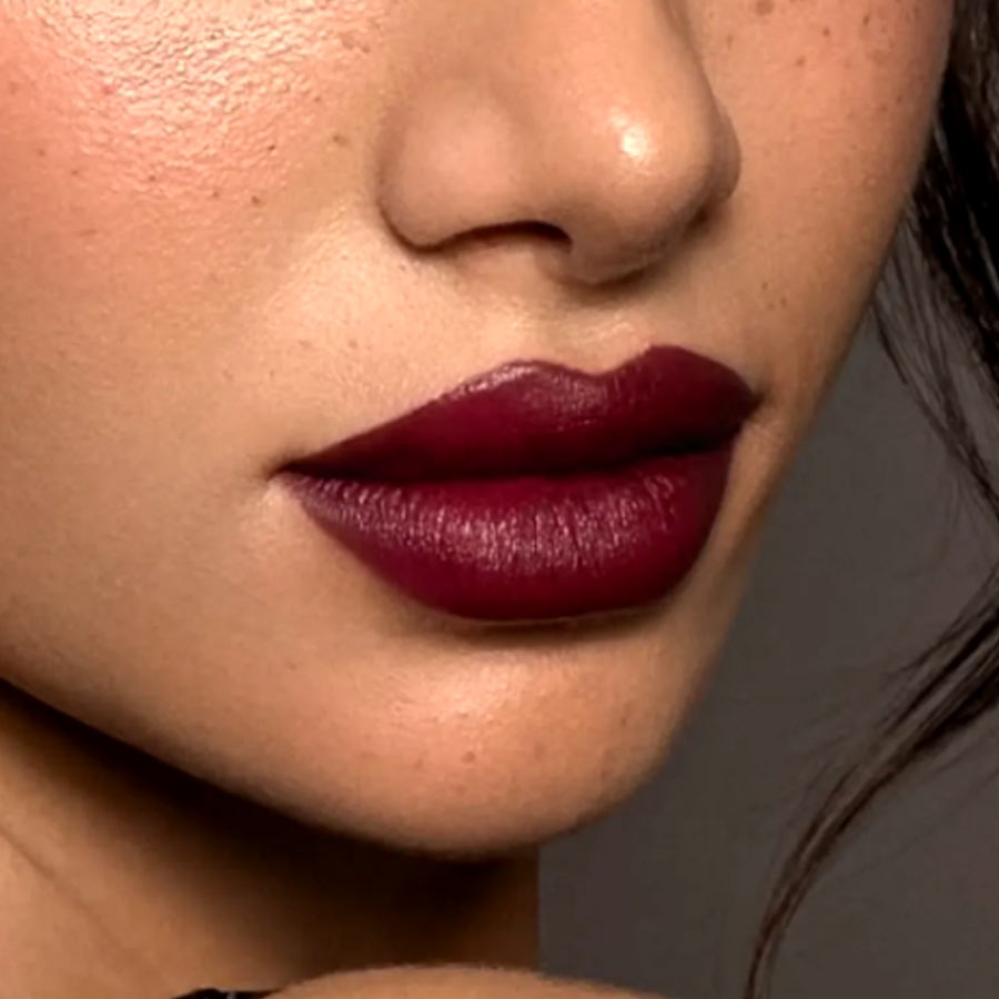 বারগান্ডি লিপস্টিক।