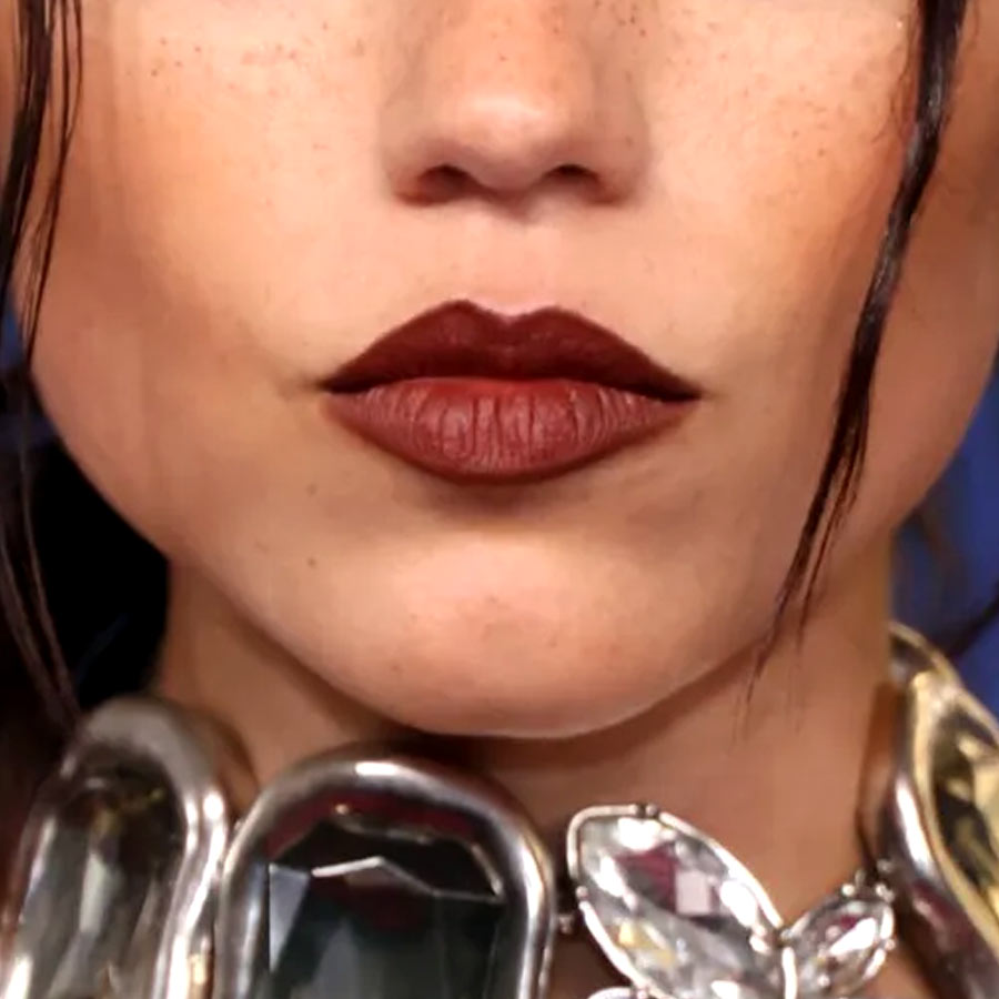 কোকো ব্রাউন লিপস্টিক।