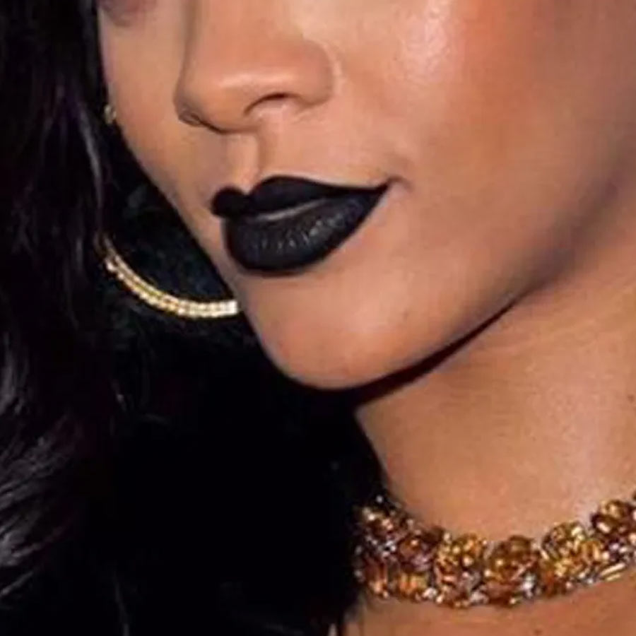 গাঢ় কালো লিপস্টিক।