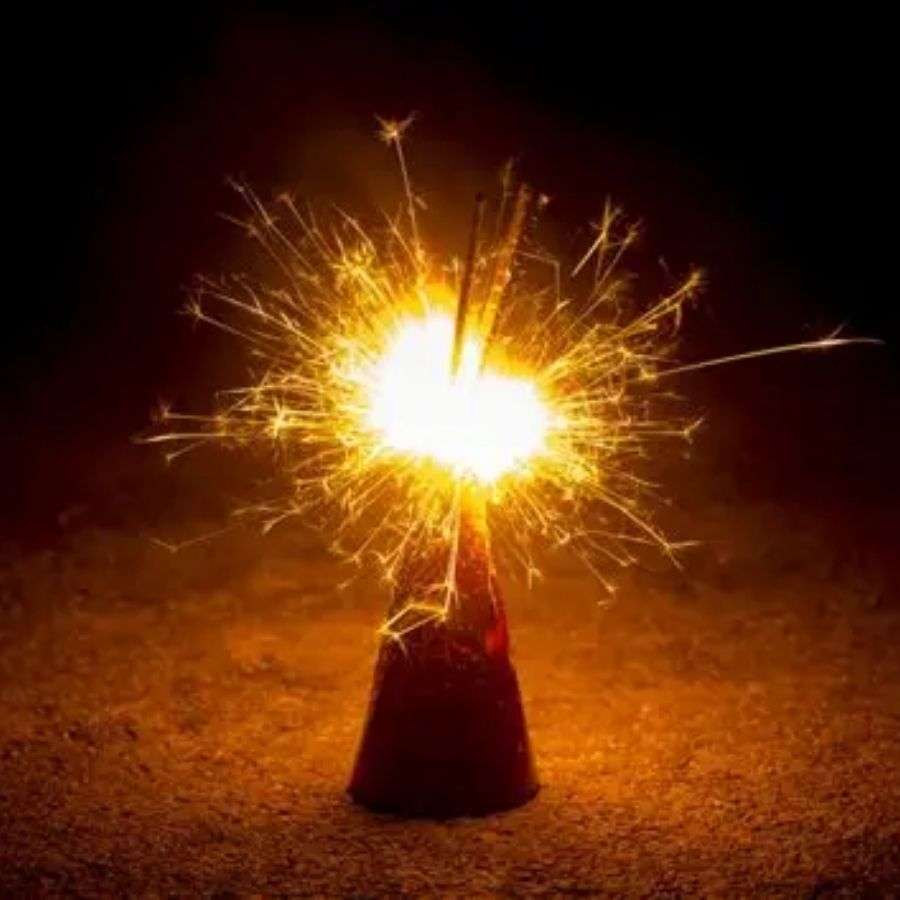 চোদ্দ পিদিম, আকাশ প্রদীপ অথবা তুবড়ি- শহরের বাজির বাজার কিন্তু আর এ সবেই সীমাবদ্ধ নেই। দীপাবলি-কালীপুজোর ঢের আগে থেকেই এই সব জায়গায় চাহিদা বাড়ে বিভিন্ন আধুনিক বাজি-সহ পরিবেশবান্ধব এবং সবুজ বাজিরও।  