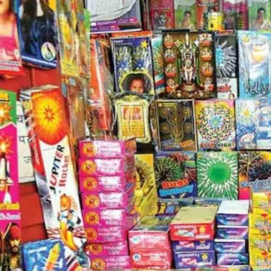 হাওড়া জেলাতেও বড় মাপের বাজি বাজার বসে। বেলুড় স্টেশন রোডে শক্তি সঙ্ঘের মাঠে সকাল ১০টা থেকে বাজি কিনতে ভিড় জমান ক্রেতারা। 