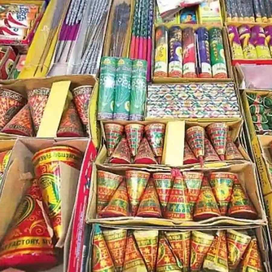 ময়দানে বাজি বাজারে নাকি এই বছর থাকবে ৫০টি স্টল। টালার বাজি বাজারেও ৪০টির উপর দোকান। 