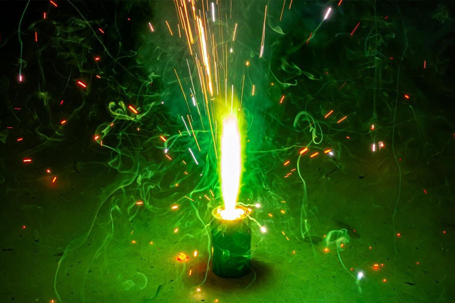 সবুজ বাজিই এক মাত্র উপলব্ধ হবে ক্রেতাদের জন্য। (এই প্রতিবেদনটি ‘আনন্দ উৎসব’ ফিচারের একটি অংশ)।