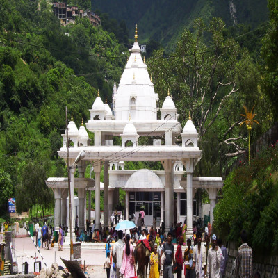 শুরু করা যাক জম্মু কাশ্মীর থেকে। এই রাজ্যেই অবস্থিত বৈষ্ণ দেবী মন্দির। বৈষ্ণ দেবীকে মাতা রানিও বলা হয়ে থাকে। দেবীর এই রূপ আসলে মহাকালী, মহালক্ষ্মী এবং মহাসরস্বতীর মিলিত রূপ।