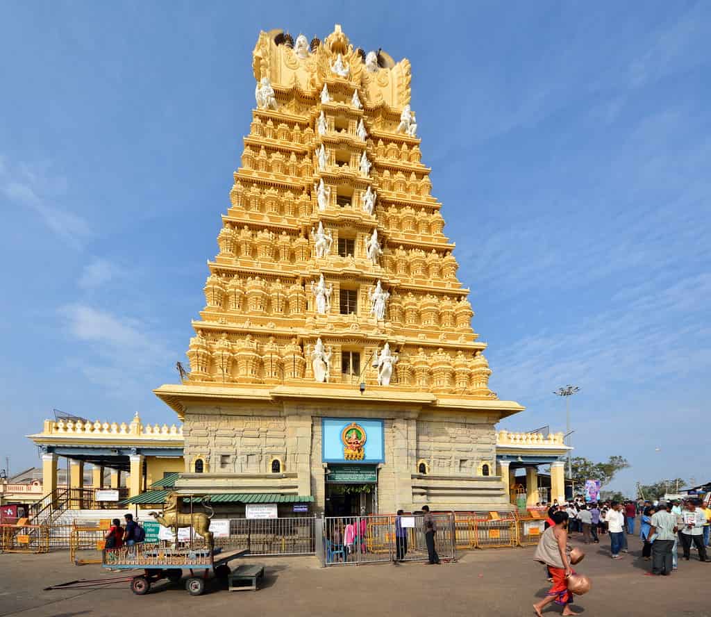 কর্ণাটকের চামুন্ডেশ্বরী মন্দির চামুন্ডি পাহাড়ে অবস্থিত। ১০০০ সিঁড়ি চড়তে হয় এই মন্দিরে পৌঁছানোর জন্য। 