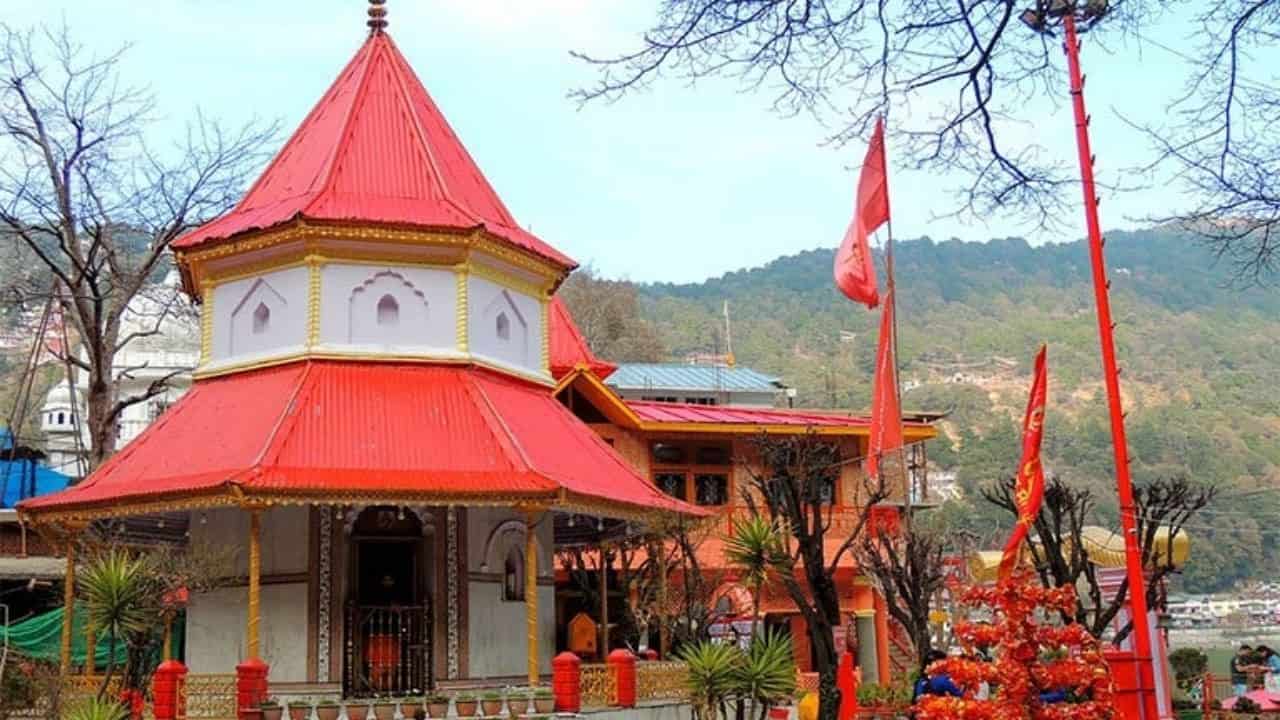 উত্তরাখণ্ডে আছে নয়না দেবী মন্দির। এটিও একটি সতীপীঠ, যেখানে মনে করা হয় দেবীর চোখ পড়েছিল। 