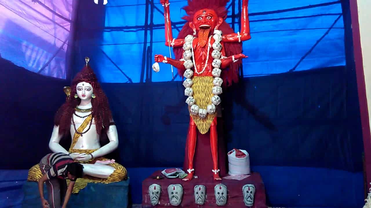 কেবল চামুণ্ডা নয়, এখানে পূজিত হন রক্তচামুণ্ডাও। মিলন সংঘে দেবীর এই রূপ পূজিত হয়। 